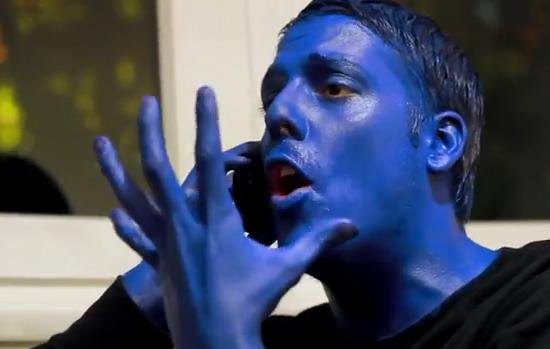 Fabio Porchat interpretando um dos integrantes do Blue Man Group tentando cancelar o seu plano telefônico
